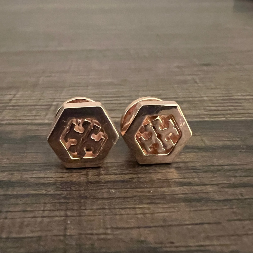 Rose gold Tory Burch stud earring